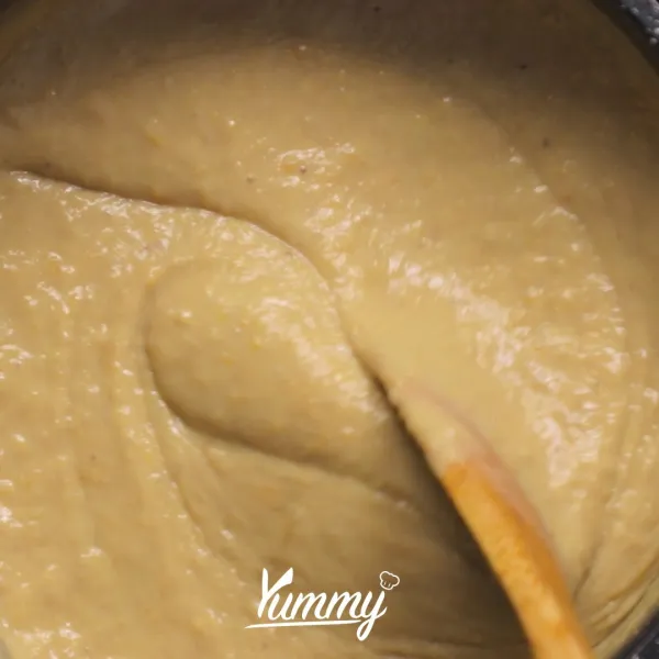 Larutkan tepung hunkwe ke dalam susu. Rebus air kolak dan larutan hunkwe dengan api kecil, aduk terus hingga kental.