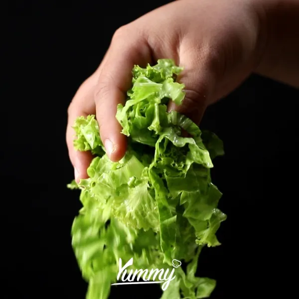 Susun selada, kol, tauge dan tahu putih.