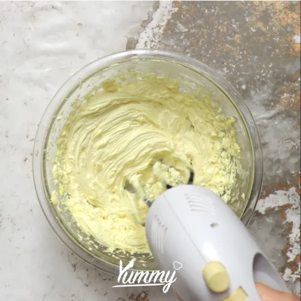 Haluskan butter, margarin dan gula hingga putih dan mengembang menggunakan mikser dengan kecepatan tinggi.
