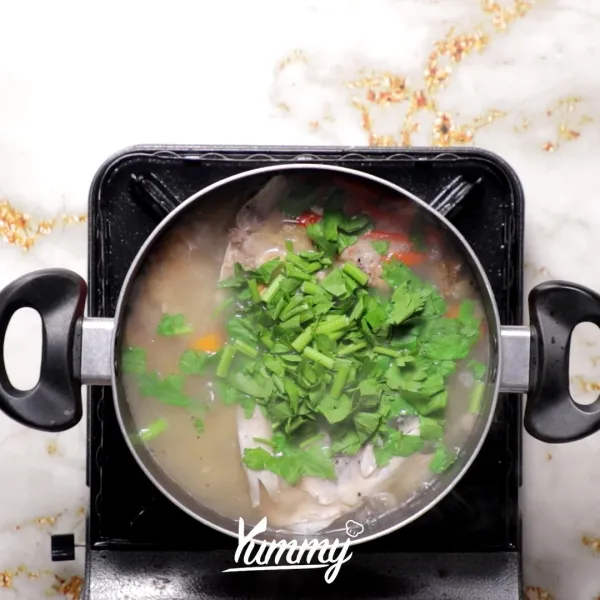 Masukkan seledri dan daun bawang. Aduk sebentar lalu taburi dengan bawang goreng. Angkat.