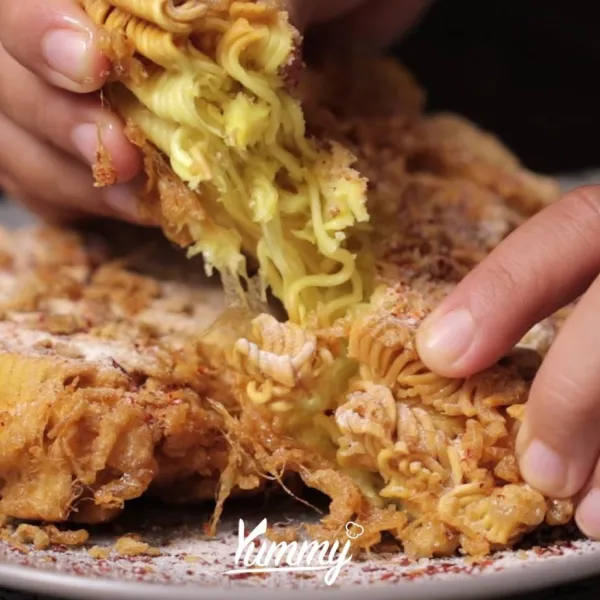 Varian masakan mie goreng indomie dengan telur siap disajikan.