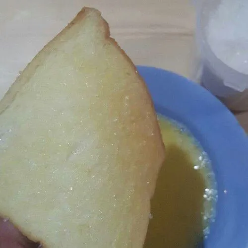 Taburi roti dengan gula pasir di kedua sisinya