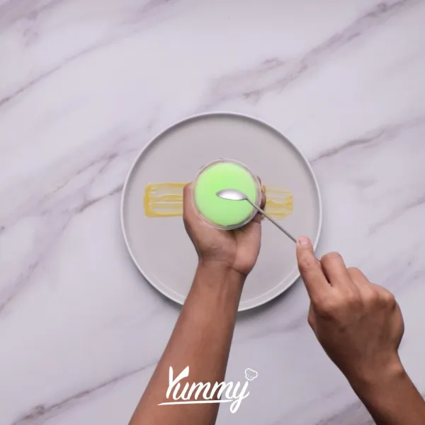 Tambahkan beberapa puding di bagian samping biskuit.