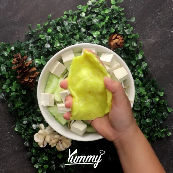 Siram dengan bumbu, lengkapi dengan kerupuk