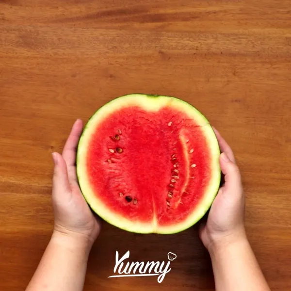 Keruk bulat buah semangka, sisihkan.