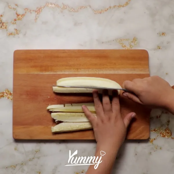 Potong pisang menjadi 4 bagian memanjang.