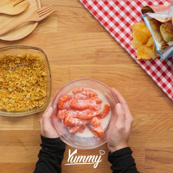 Balurkan ikan yang sudah dimarinasi ke dalam potato chips hingga terbalut secara merata.