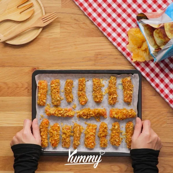 Oven ikan selama 10-12 menit pada suhu 204 C. Salmon Chip Potato Crusted siap disajikan.