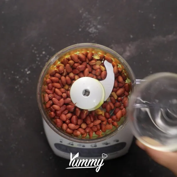 Masukkan cabai merah, kacang tanah, dan air. Haluskan.