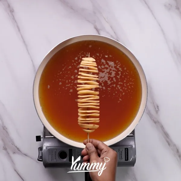 Siapkan minyak goreng lalu panaskan, goreng kentang spiral hingga coklat dan matang.