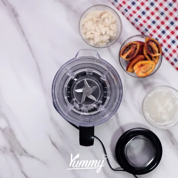Campurkan terong belanda, sirsak, dan simple sirup dalam blender.