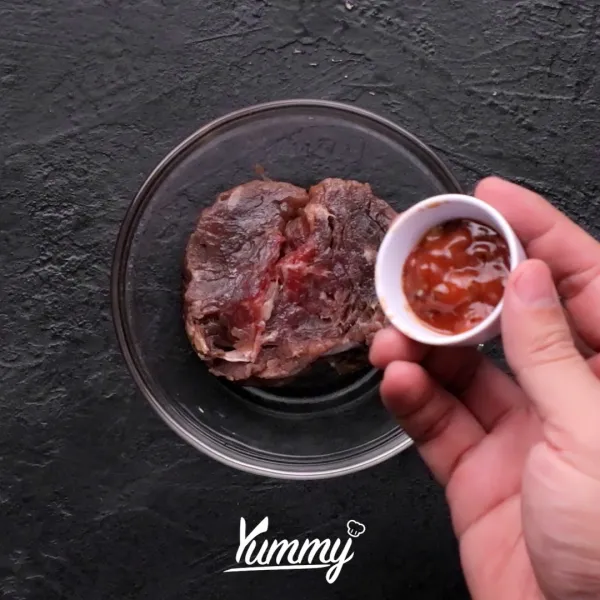 Campurkan BBQ sauce dengan beef lalu tambahkan garam dan lada aduk hingga bumbu tercampur rata.