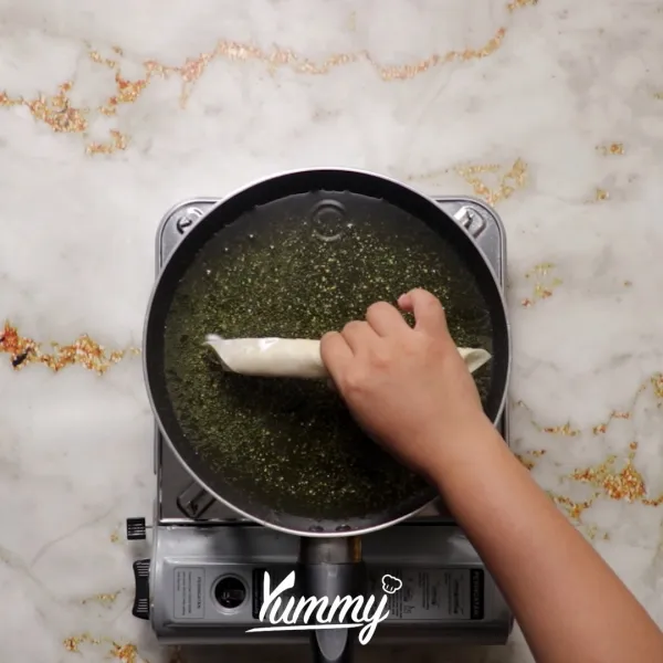 Goreng dalam minyak panas hingga berwarna kuning kecoklatan.