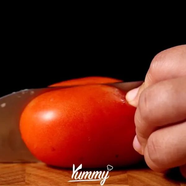 Belah tomat, buang bijinya kemudian potong dadu kecil.