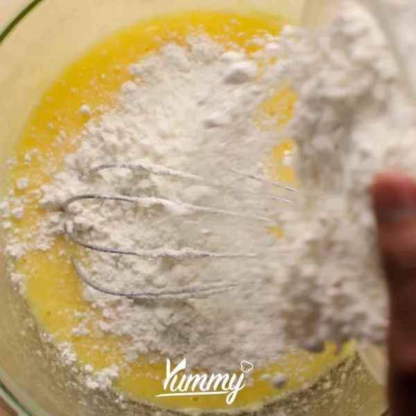 Tambahkan tepung terigu, baking powder, susu bubuk dan ekstrak vanila lalu aduk hingga tercampur rata.