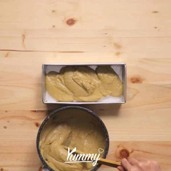 Cetak adonan dalam loyang kotak berukuran kurang lebih 22 x 10 x 5, ratakan dan bekukan selama satu malam.