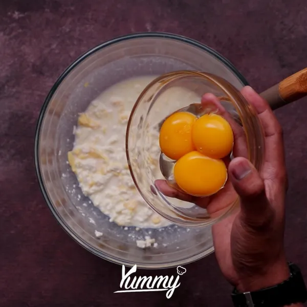 Campurkan adonan dengan kuning telur, tepung terigu, tepung maizena, dan vanila ekstrak ke dalamnya lalu aduk hingga tercampur rata. Sisihkan.