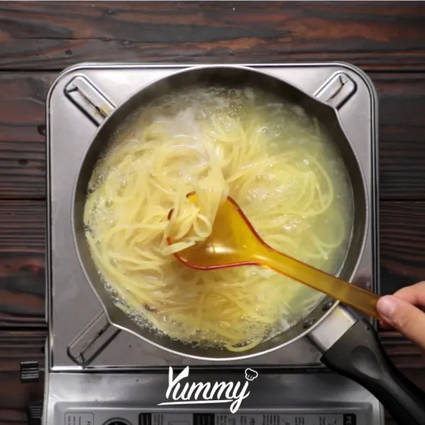 Masukkan spaghetti ke dalam air mendidih, beri sedikit garam dan minyak. Masak selama 6 menit.