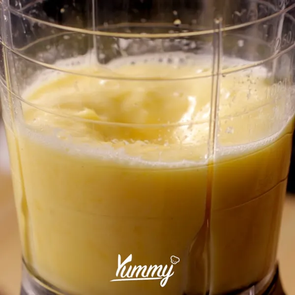 Haluskan nanas dan gula pasir dengan menggunakan blender hingga benar-benar halus.