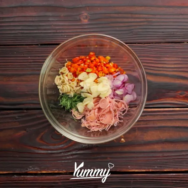 Campurkan kecombrang, bawang merah, bawang putih, serai, dan daun jeruk dalam mangkuk.