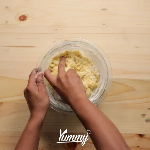 Bentuk memanjang dengan menggunakan tangan hingga adonan habis.