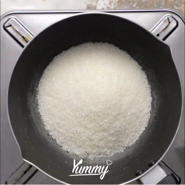 Panaskan gula dalam panci yang tinggi. Jangan menggunakan teflon agar ketika gula mendidih tidak akan meluap.