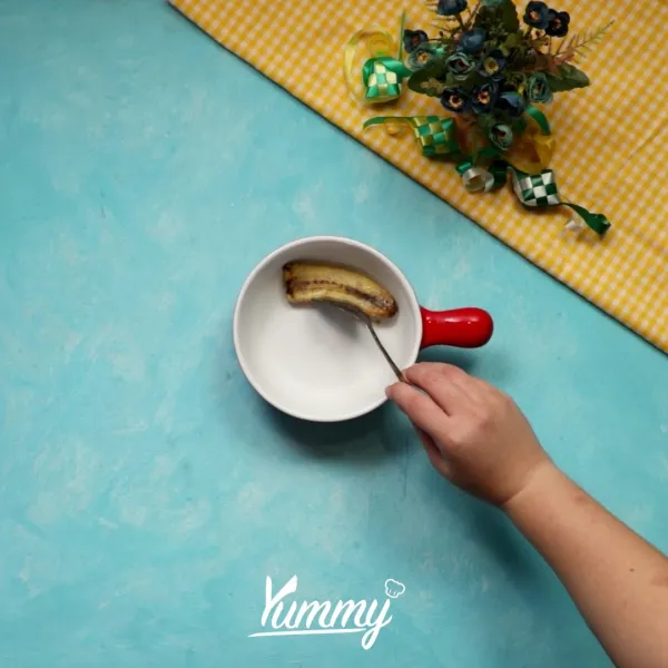 Siapkan mangkuk, susun pisang karamel di atas mangkuk.