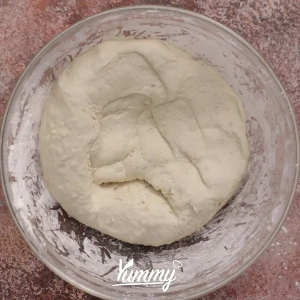 Campurkan tepung sagu ke dalam adonan basah sedikit demi sedikit sambil diaduk hingga kalis.