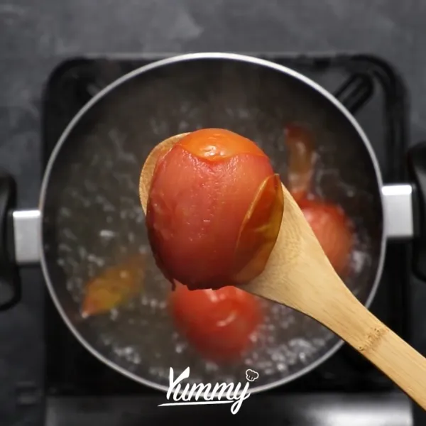Beri tanda keratan menyilang pada tomat, kemudian rebus tomat dalam air yang sudah panas selama 5 menit. Angkat, dinginkan sebentar dalam air es.