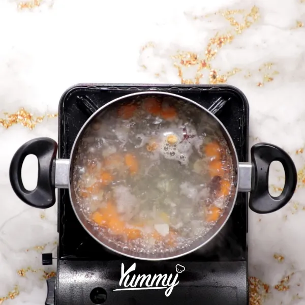 Setelah mendidih masukkan kentang dan wortel. Masak hingga kentang setengah empuk.