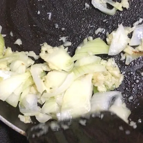 Tumis bawang putih, bawang bombay hingga layu. Kemudian masukan cabai / paprika.