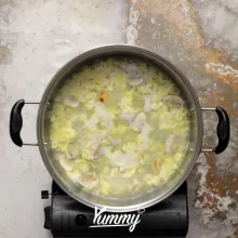 Panaskan minyak, tumis bawang putih hingga harum kemudian masukkan ...