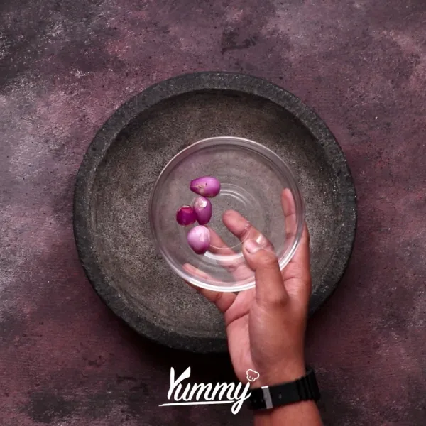 Haluskan bahan bumbu dengan menggunakan ulekan hingga halus.