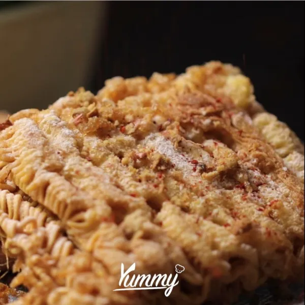 Angkat dan tiriskan. Lalu beri sisa bumbu kering dan cabai rawit.