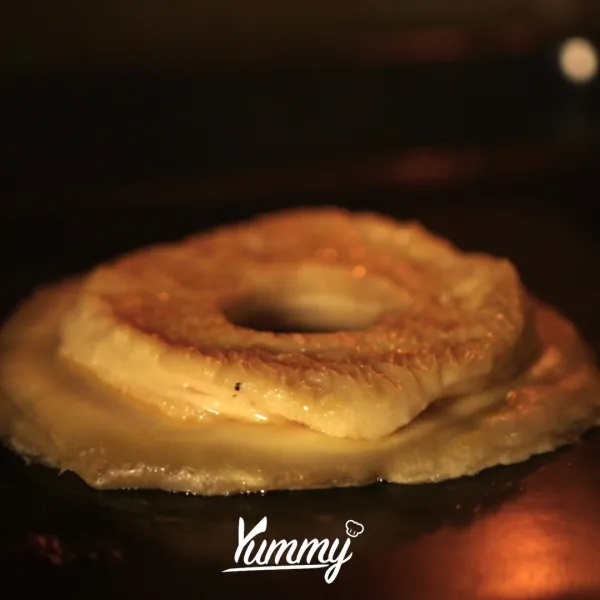 Panggang puff pastry dengan suhu 180 derajat selama 15 menit. Tiriskan hingga dingin.
