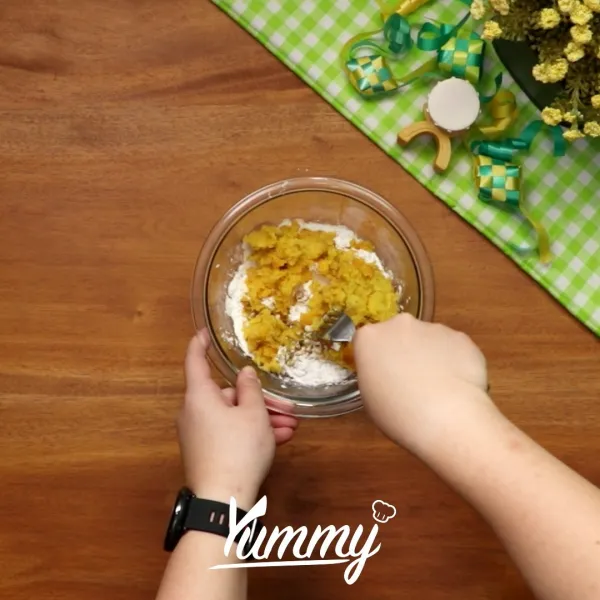 Campur ubi kuning dengan tepung sagu dan garam. Uleni hingga tercampur rata.