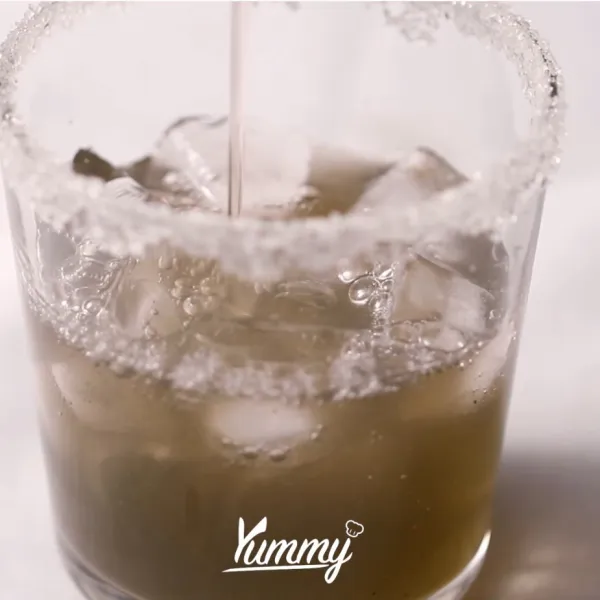 Sajikan dengan menambahkan es batu.