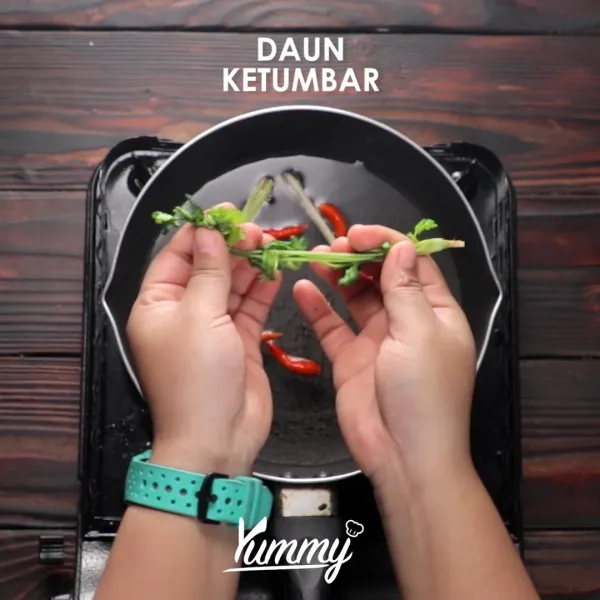 Masukkan air ke dalam panci kemudian masukkan sereh, cabai rawit dan daun ketumbar.