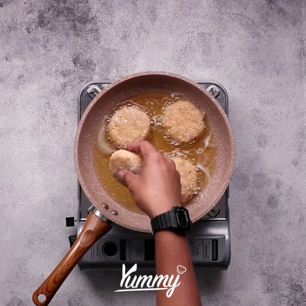 Siapkan minyak panas lalu pan seared patty ayam hingga matang, setelah matang lalu angkat dan sisihkan.