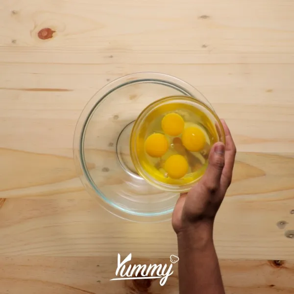 Campurkan telur, bawang putih bubuk, penyedap rasa, garam, baking powder dan keju parut dalam satu wadah. Aduk hingga rata.