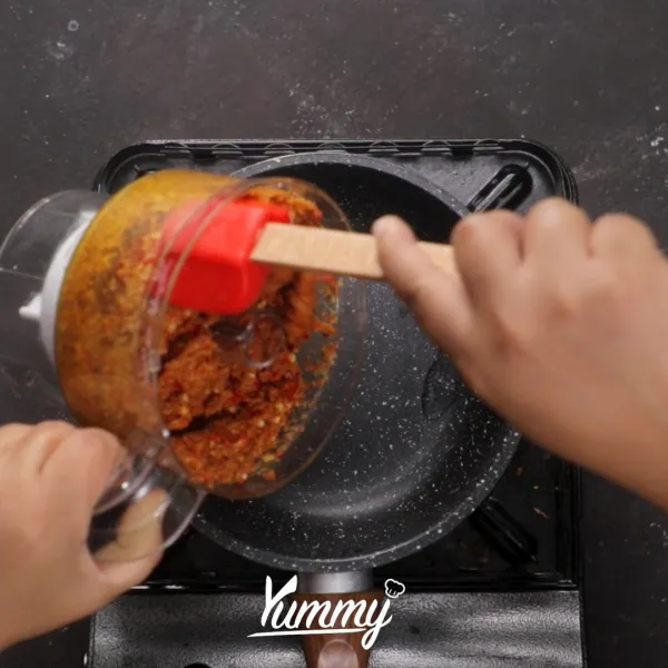 Rebus kembali bumbi yg sudah halus. Tambahkan gula merah, garam, cuka dan air. Tambahkan jeruk nipis. Setelah mendidih, dinginkan