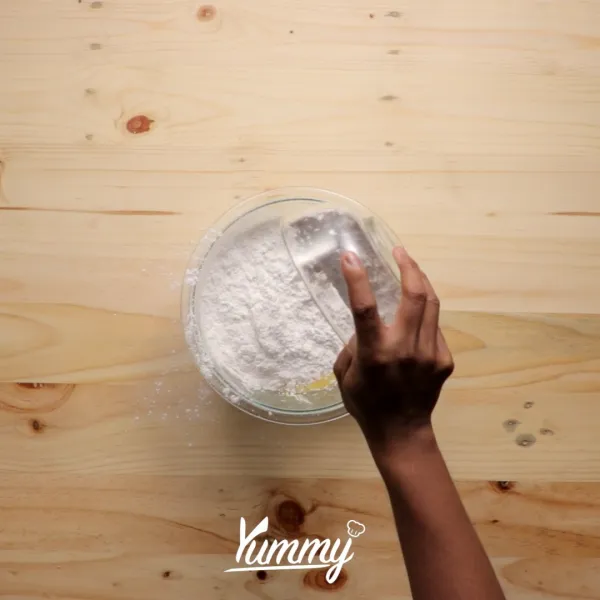 Tambahkan tepung sagu lalu aduk dengan menggunakan spatula hingga rata.