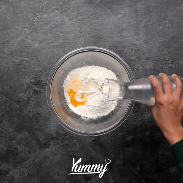 Campurkan tepung terigu, garam, baking powder, kuning telur dan air dingin dalam 1 wadah.