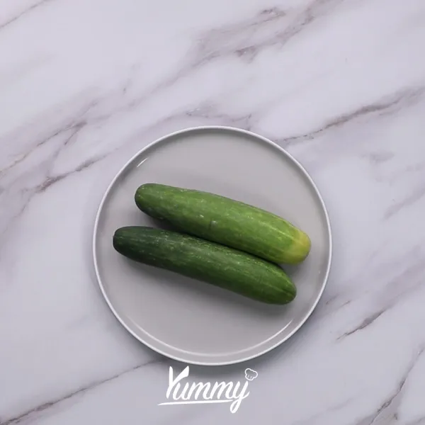 Siapkan timun lalu kupas.