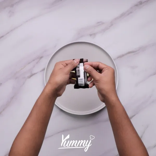 Tambahkan beberapa biskuit di atas saus.