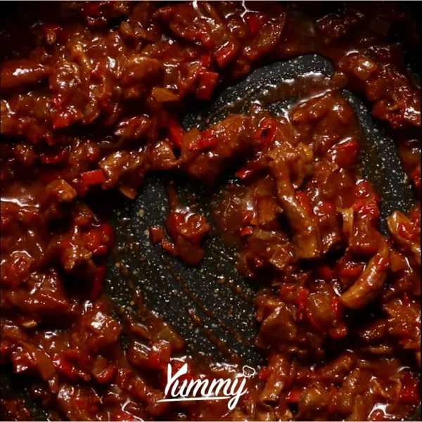 Setelah itu, masukkan kaldu sapi ke dalam tumisan. Masak hingga airnya berkurang dan teksturnya menjadi lembut.