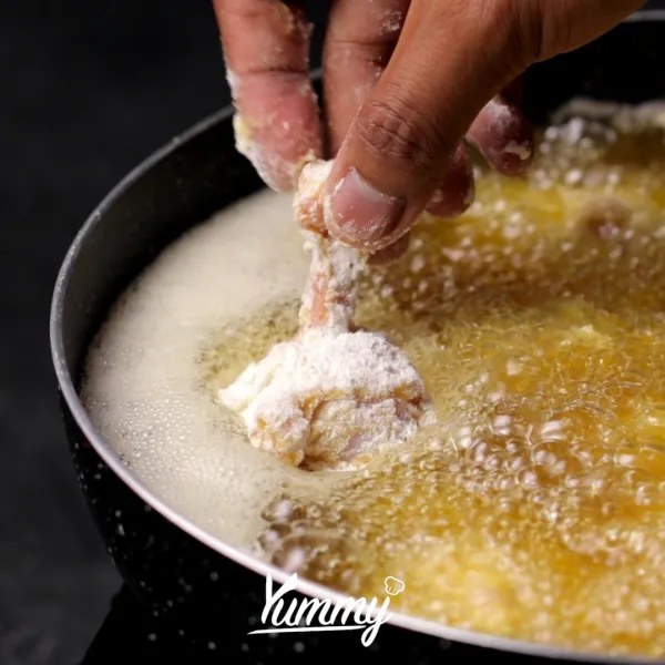 Goreng ayam hingga matang dan kecoklatan lalu angkat dan tiriskan.