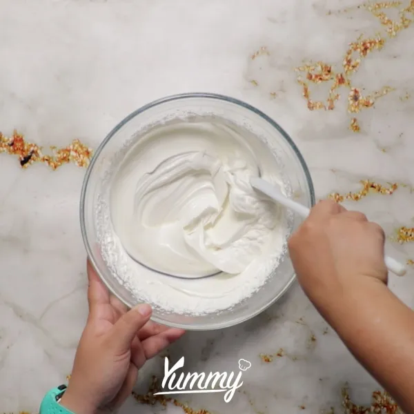 Kocok cream cheese dengan gula halus hingga merata. Beri perasan jeruk lemon. Masukkan whip cream, kocok hingga mengembang. Sisihkan.