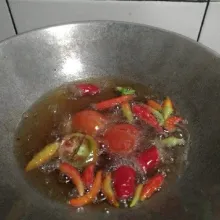 Goreng semua bahan bumbu setengah matang.