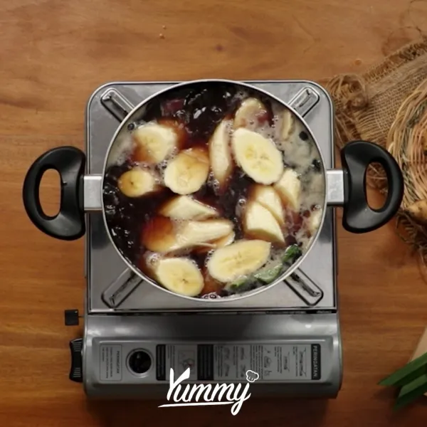 Tambahkan pisang dan kolang kaling. Masak hingga pisang meresap dan agak layu.